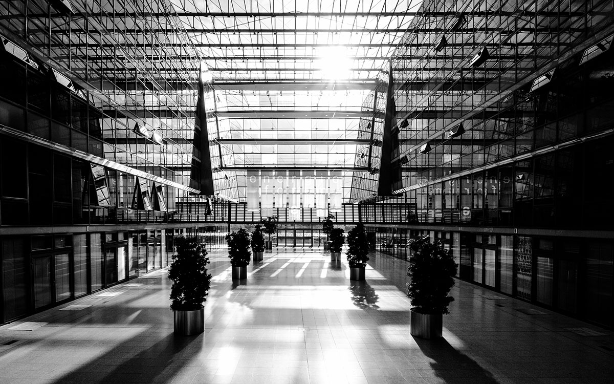 Licht durchflutetes Gebäude mit Glasfassade in Berlin