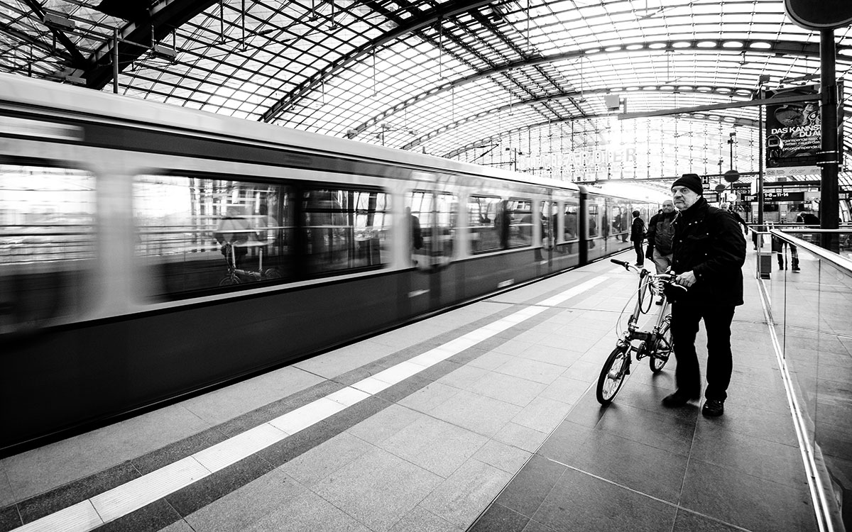 Mann mit Fahrrad am Bahnsteig