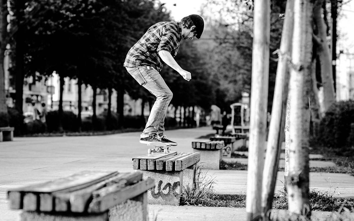Skater auf einer Parkbank