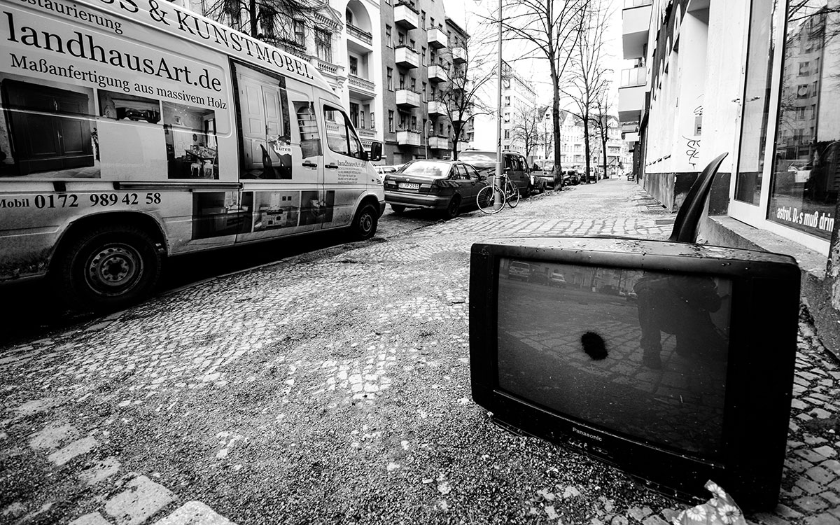Kaputter Fernseher auf einem Bürgersteig in Berlin