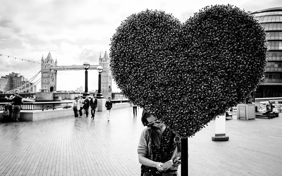Herz aus Blumen nahe der Tower Bridge