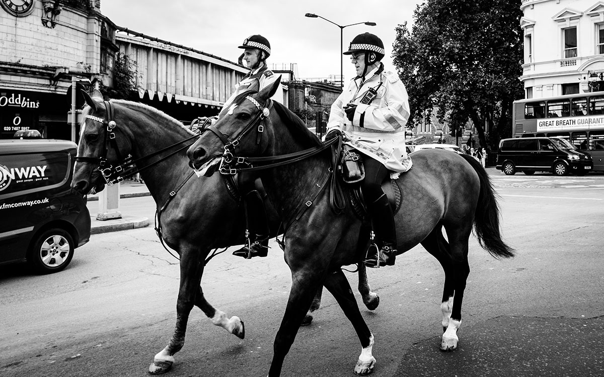 Polizisten auf Pferden in London