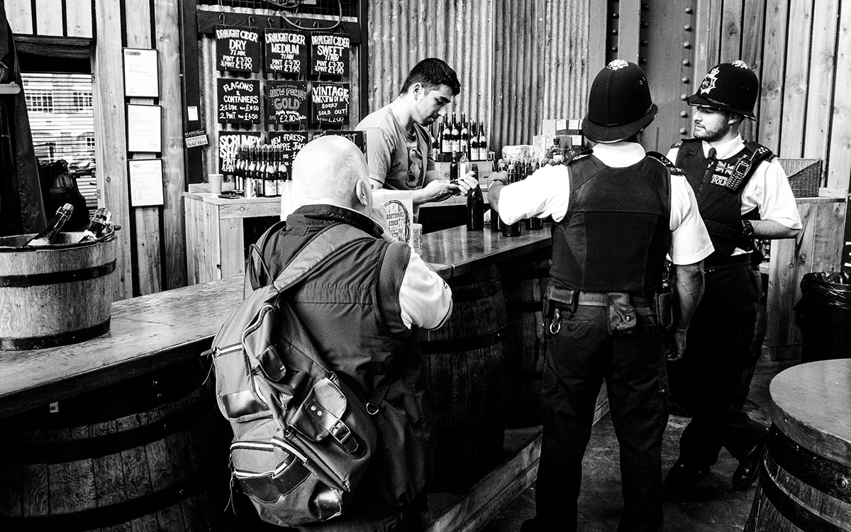 Polizisten in einer Markthalle