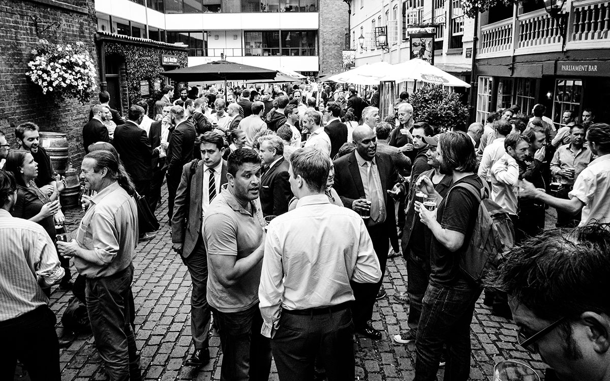 Hunderte Gäste vor Londoner Pubs