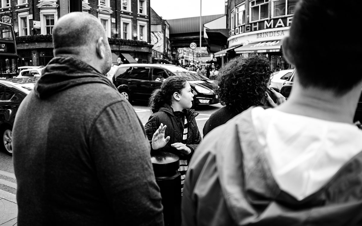 Wartendes Mädchen an Straßenkreuzung