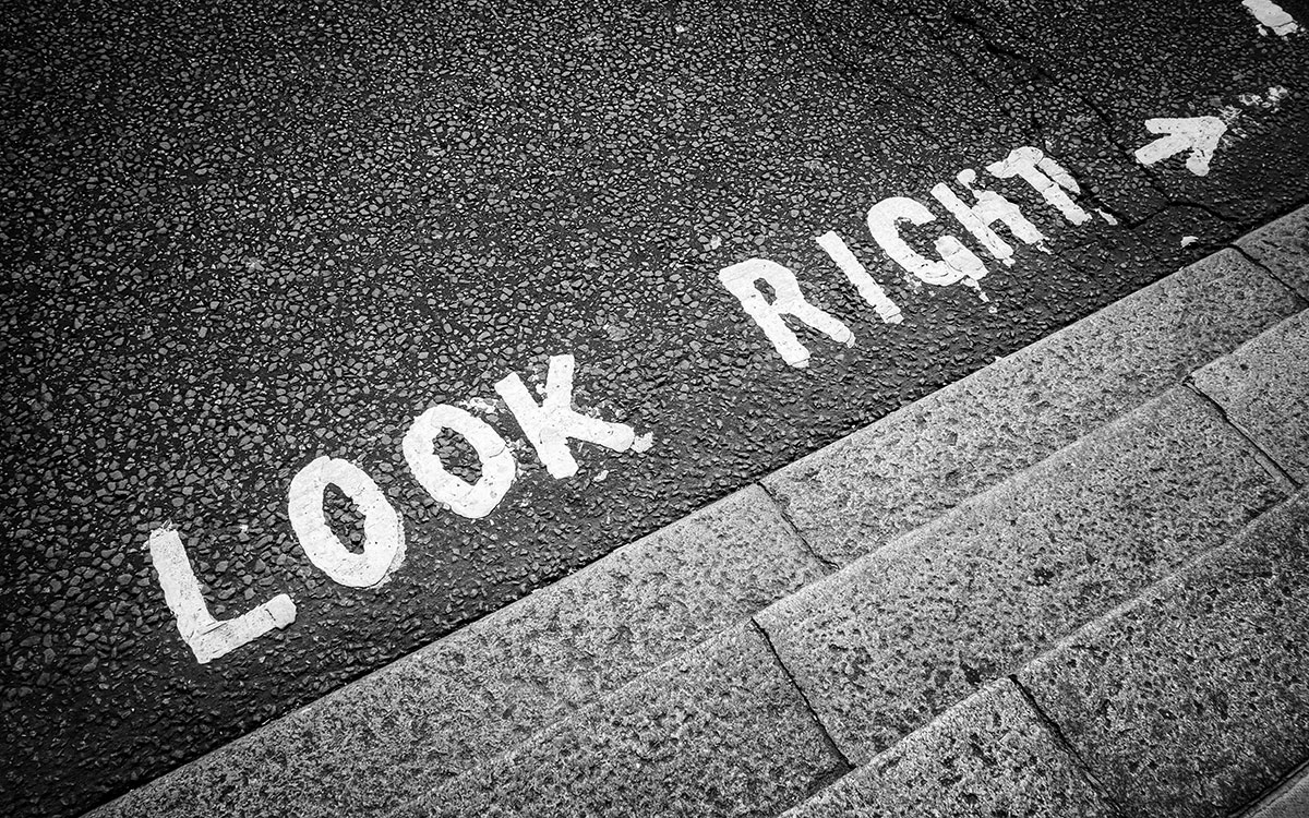 Look Right Hinweis auf dem Asphalt