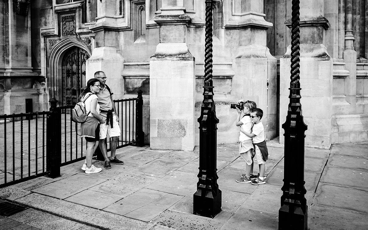 Kinder beim Fotografieren ihrer Eltern