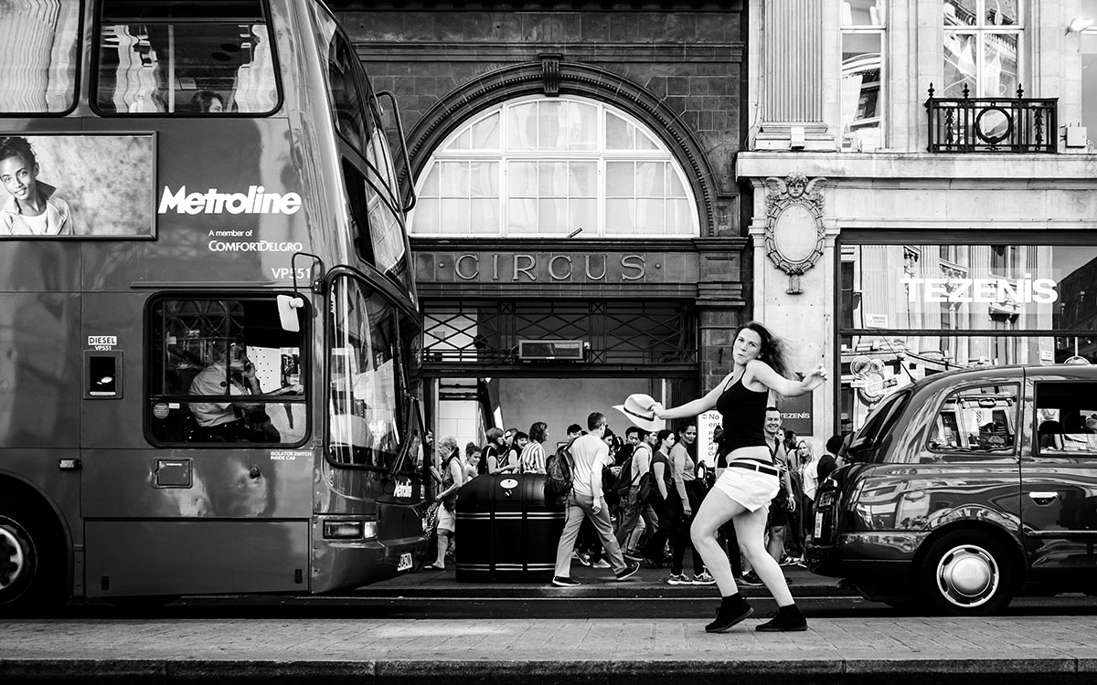 Tänzerin an einer vielbefahrenen Straße in London
