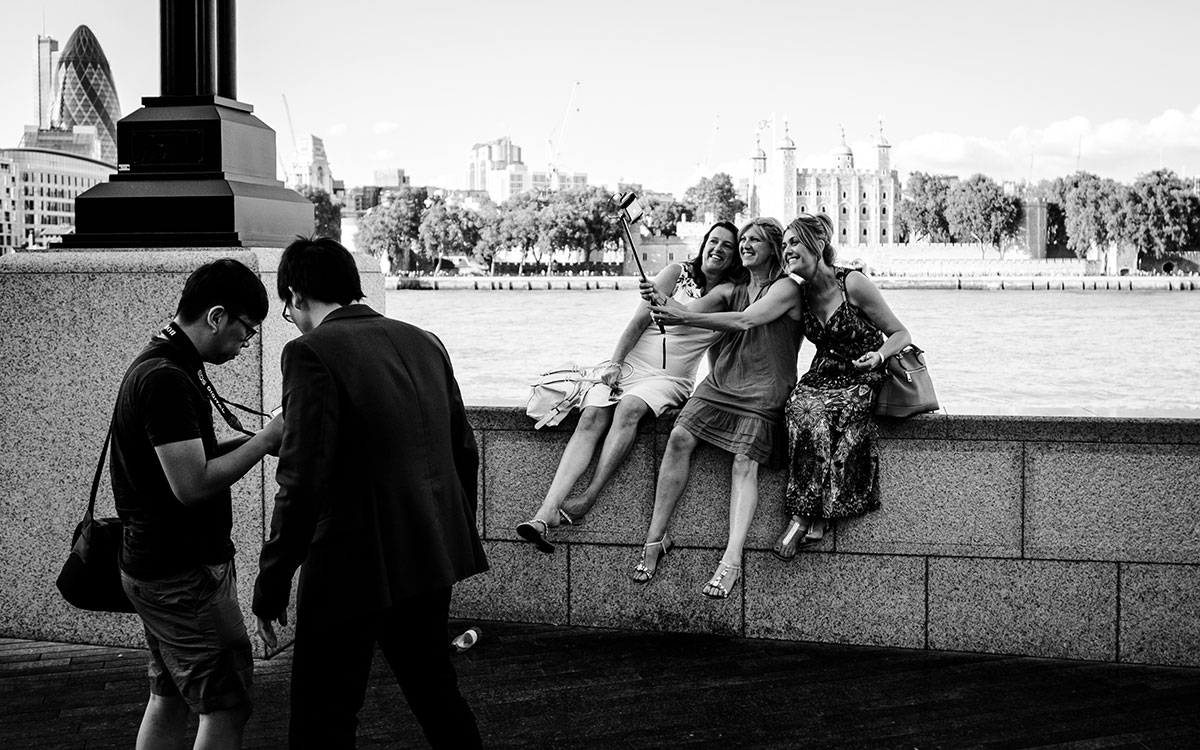 Touristinnen mit Selfie-Stick an der Themse