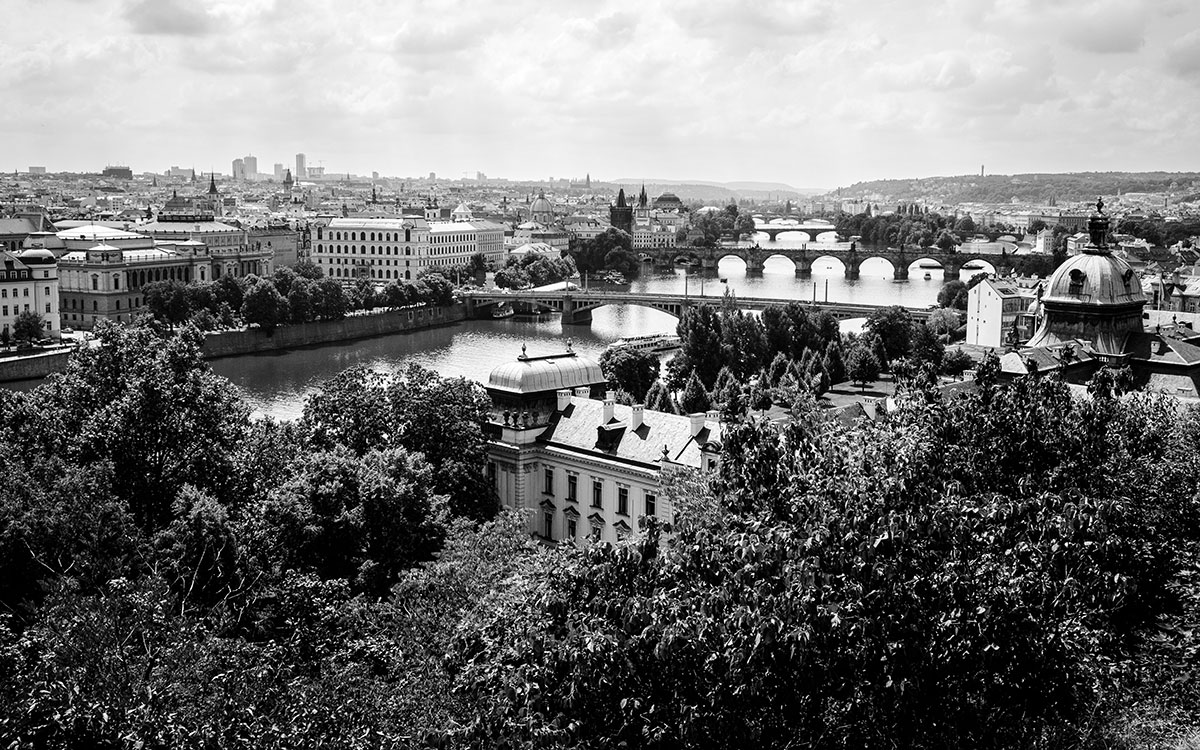 Blick auf die Moldau und die Brücken Prags