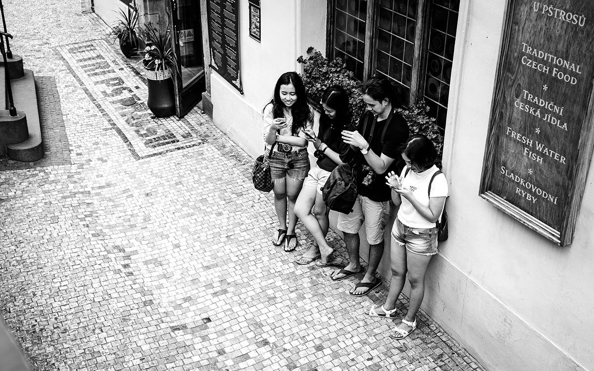 Touristinnen mit Smartphones