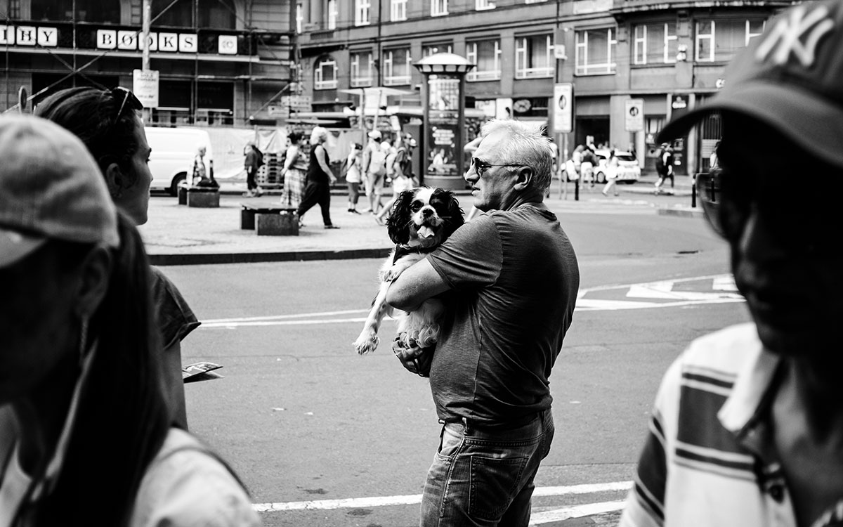 Mann mit Hund auf dem Arm