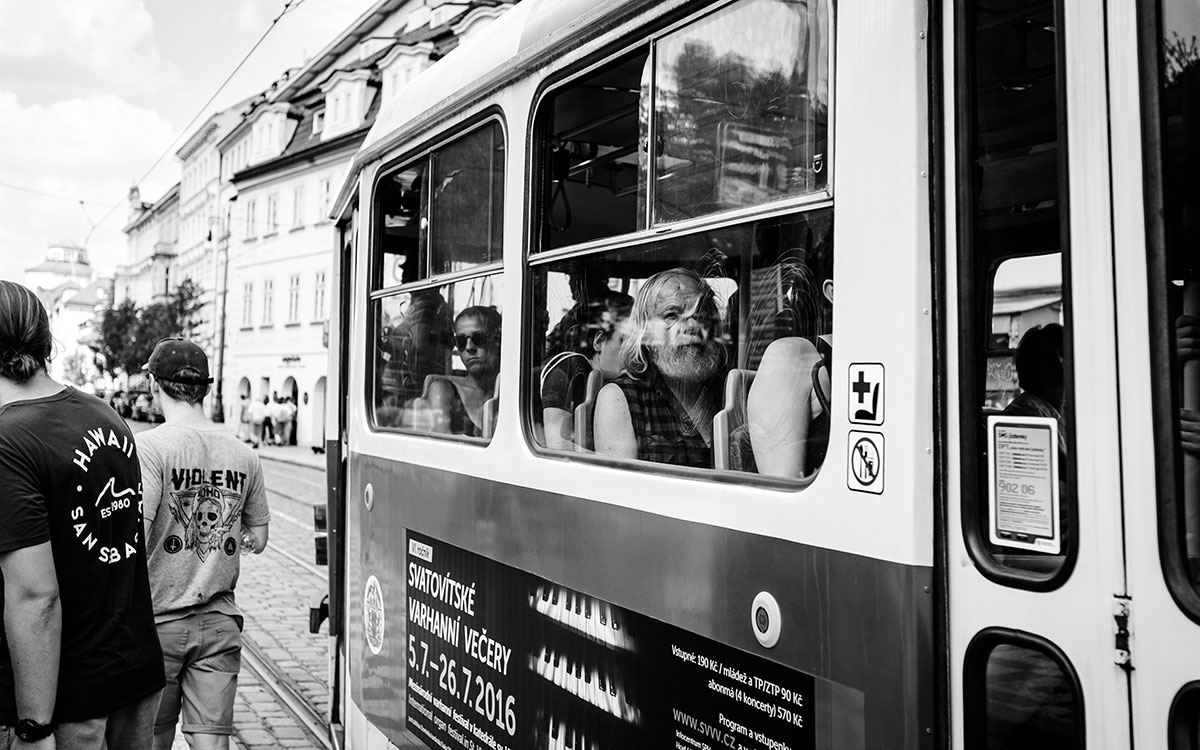 Mann in Prager Straßenbahn