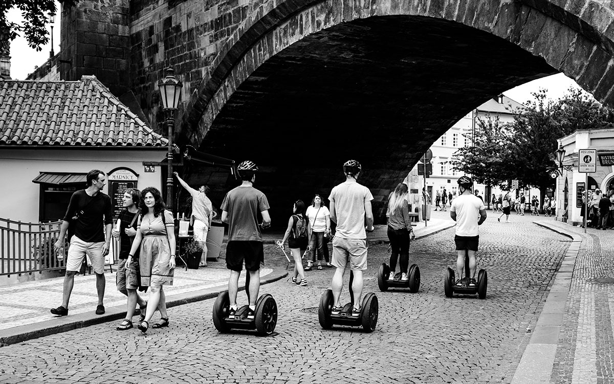 Touristen an einer historischen Brücke
