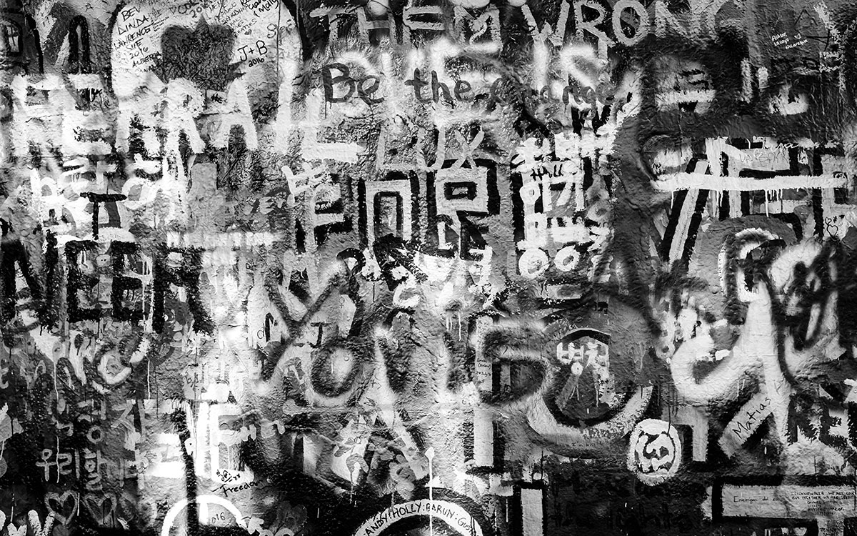 Künstler beim Bemalen der John Lennon Wall