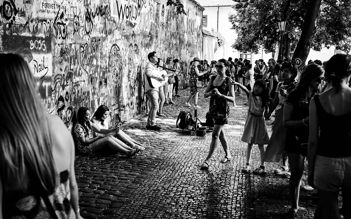 Touristen in Prag mit Kameras