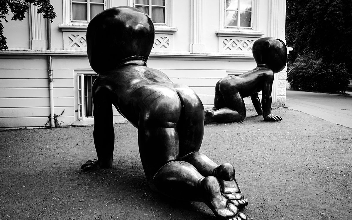 Mann, Frau und Taube an der Moldau