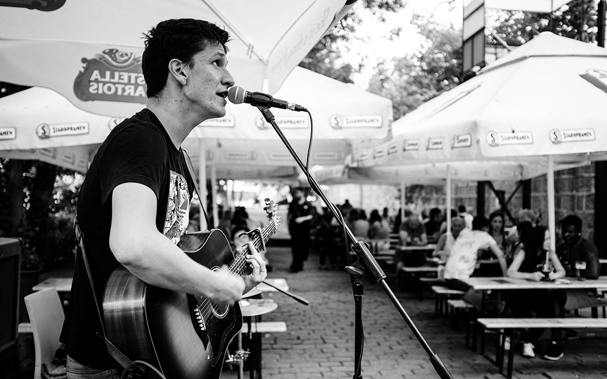 Crawling Babies Statuen vor dem Kampa Museum