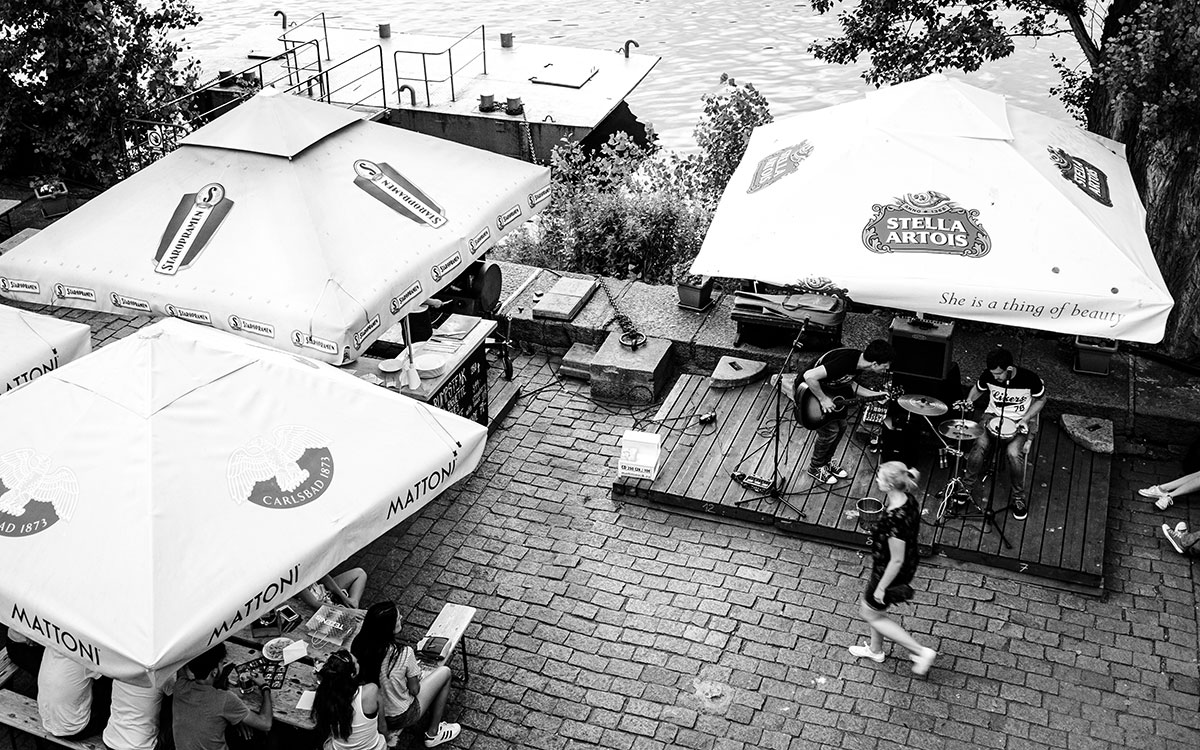 Straßenmusiker ein einem Prager Biergarten