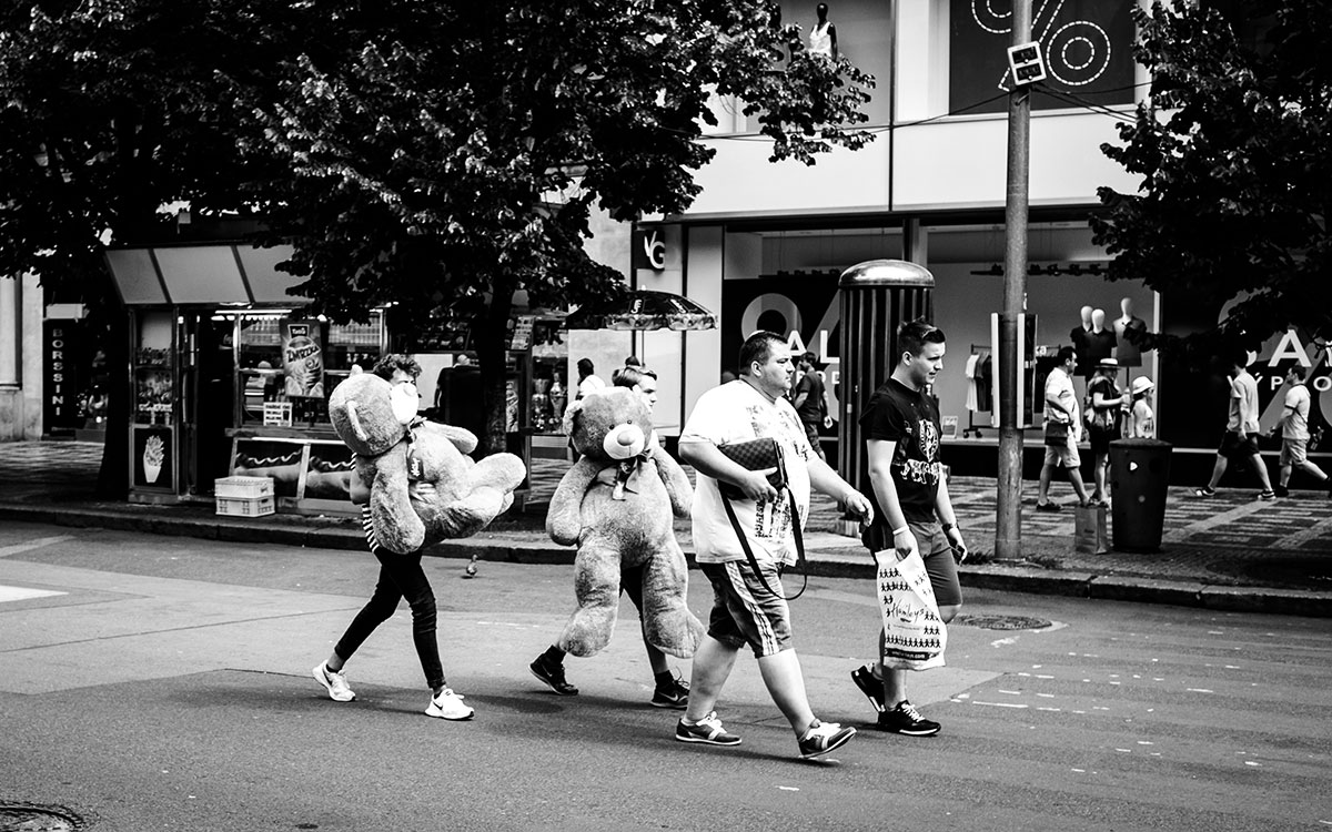 Mann beim Zeitung lesen